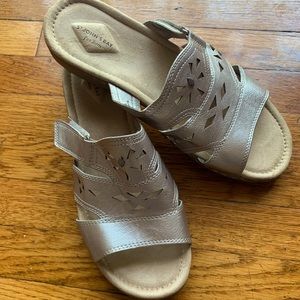 NWOT St. John’s Bay Flex Foam | Geometric | Velcro | Metallic Gold Sandal | 9.5